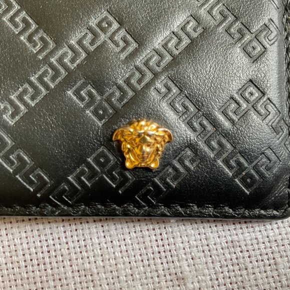 •Versace Black Leather Embossed La Grecca Medusa Cards Holder Zip Coins Wallet - Picture 2 of 14